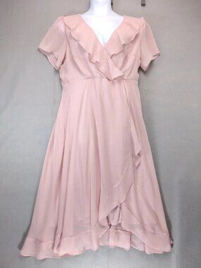 The oversized lace flowing dress of Dianni and Nicole